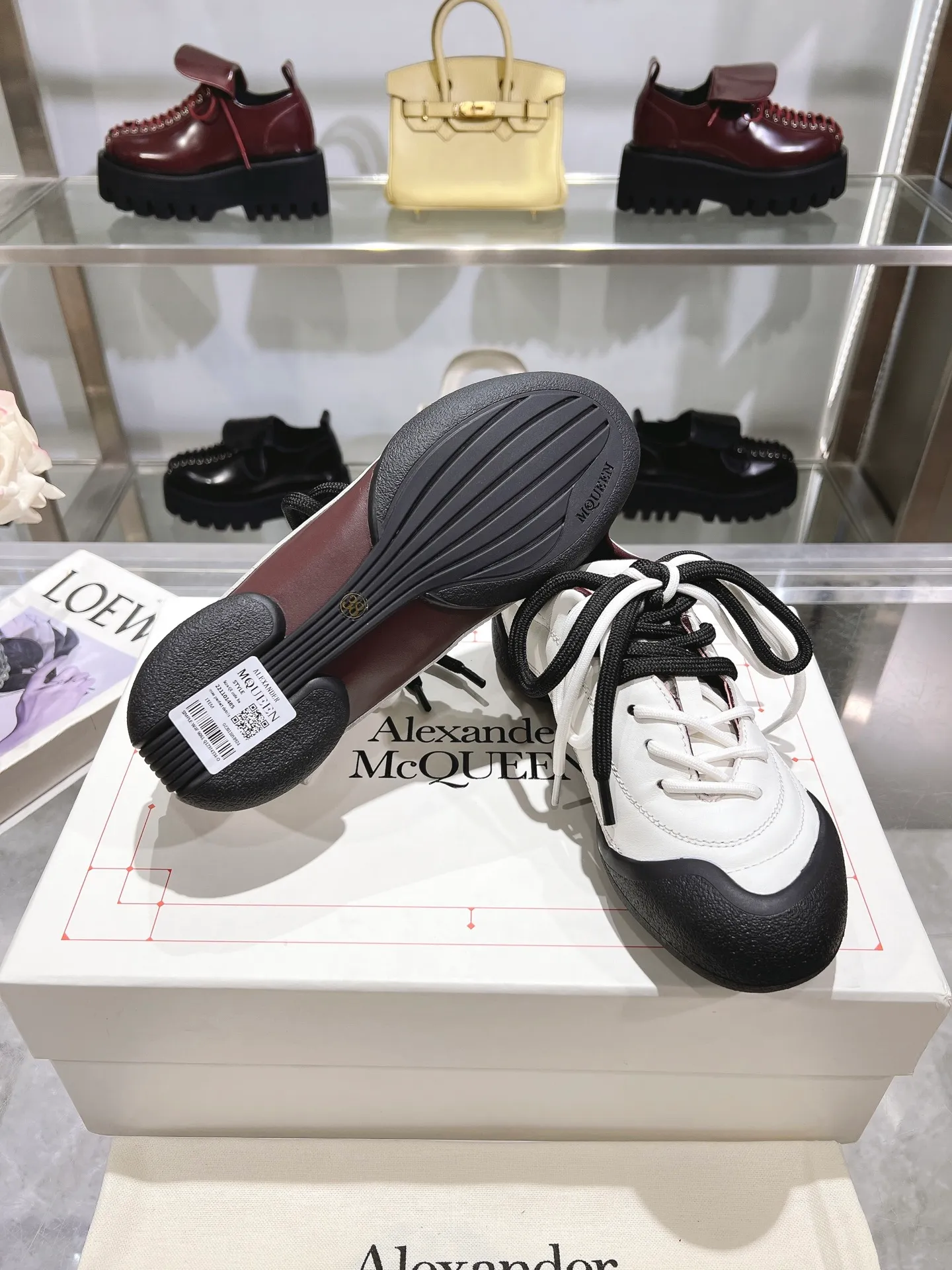 p580💰Couple model 𝐀𝐥𝐞𝐱𝐚𝐧𝐝𝐞𝐫 𝐌𝐜𝐐𝐮𝐞𝐞𝐧#/Alexander McQueen’s latest Flexion series, retro, casual, sneakers, original purchase, development, production, this Flexion Off Low-top sneakers in white grained leather with varying sized laces and an anatomically inspired lightweight segmented sole. The reverse skull pattern is embossed on the heel. Fabric: Original customized imported first-layer cowhide. Lining: Customized imported breathable mesh lining. Sole: Original open-molded non-slip TPU material. Bottom thickness: 2CM. Size: #Female size 35-40 (40 customized, non-refundable) #Men’s code 39-45 (45 customized, non-refundable)